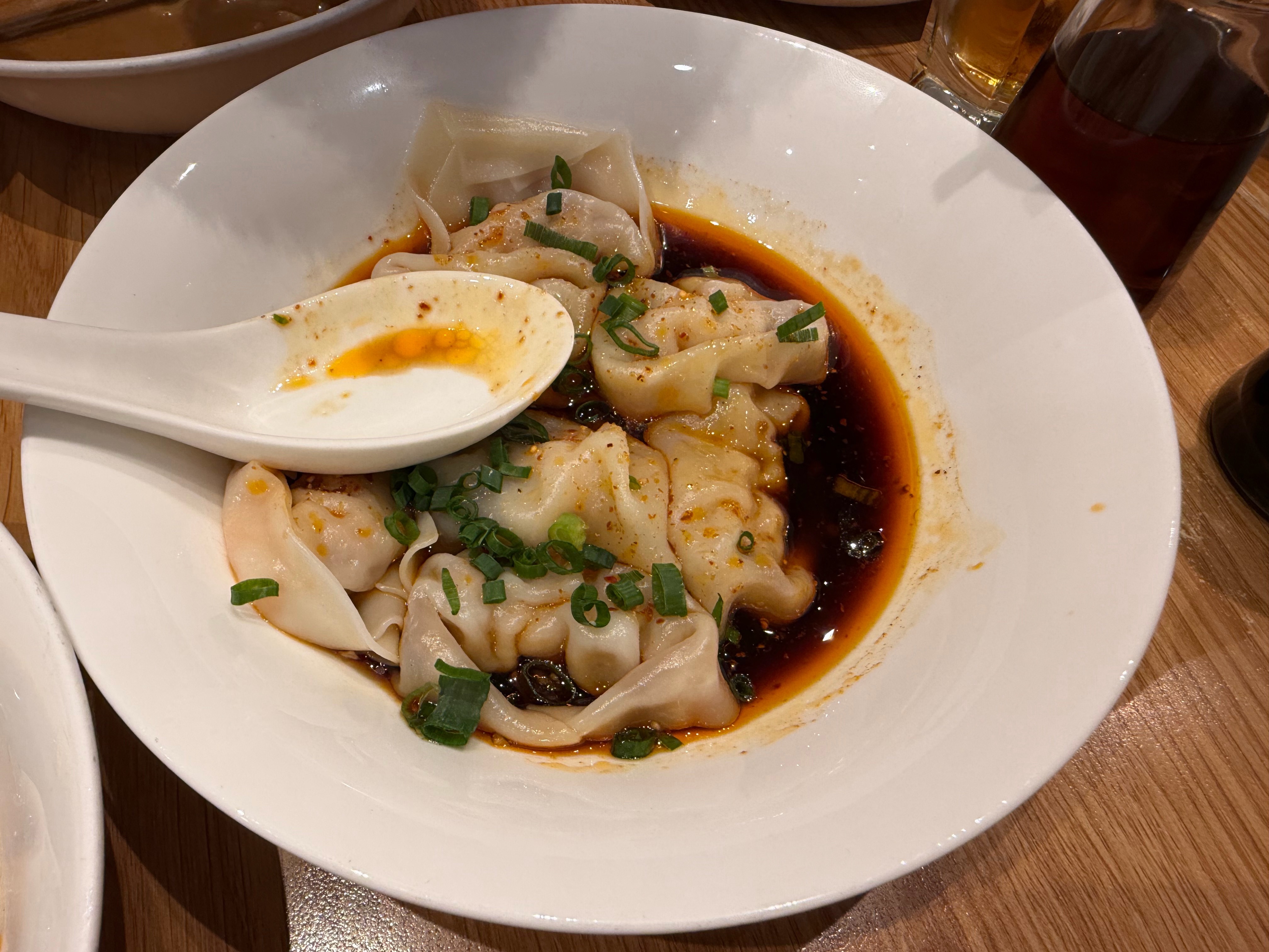 在虹桥机场吃上了我最爱吃的鼎泰丰两份担担面，两份红油抄手，两瓶大麦茶一份小笼汤包