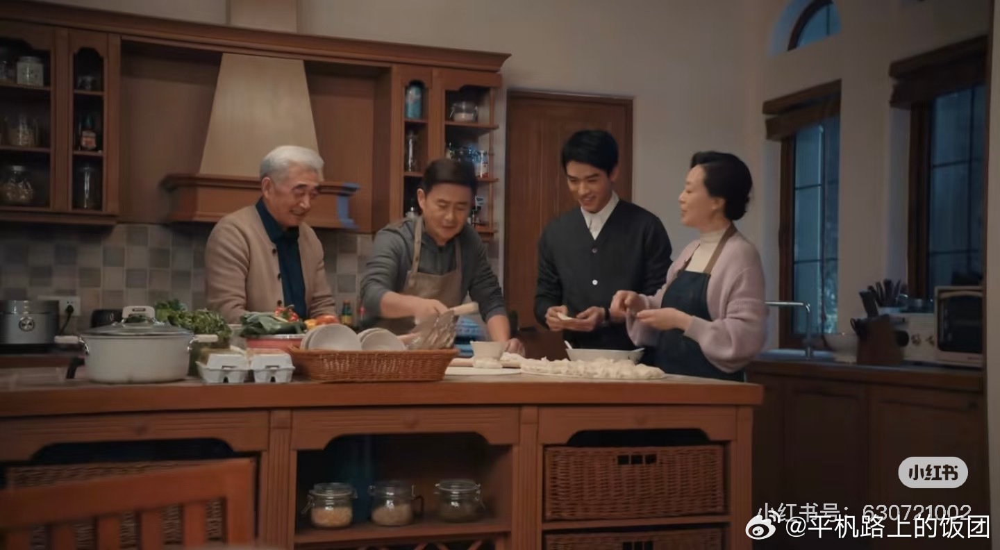 家事法庭里播出的片段男主一家在家里包饺子被南方网友质疑了，这几年网上南北饮食文化