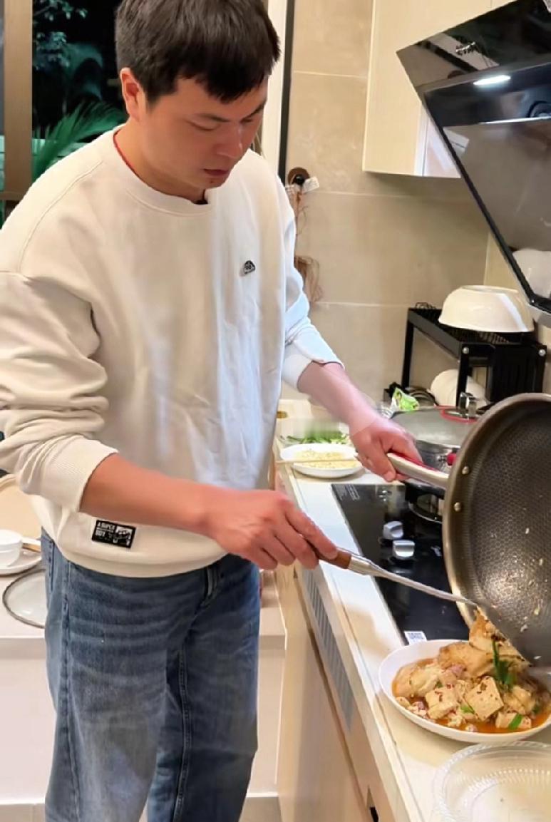 站起来夹菜的人，是刚做完一桌菜的人！两个厨师缩在角落，中间那群玩牌的霸占主位谈笑