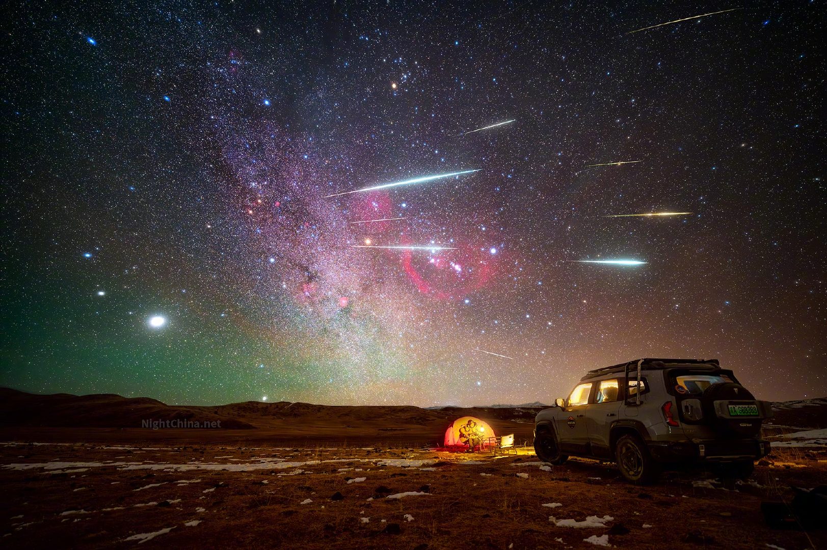 当双子座流星雨在12月的夜空绽放，我抱着吉他坐在这片旷野上。一颗又一颗流星划过，