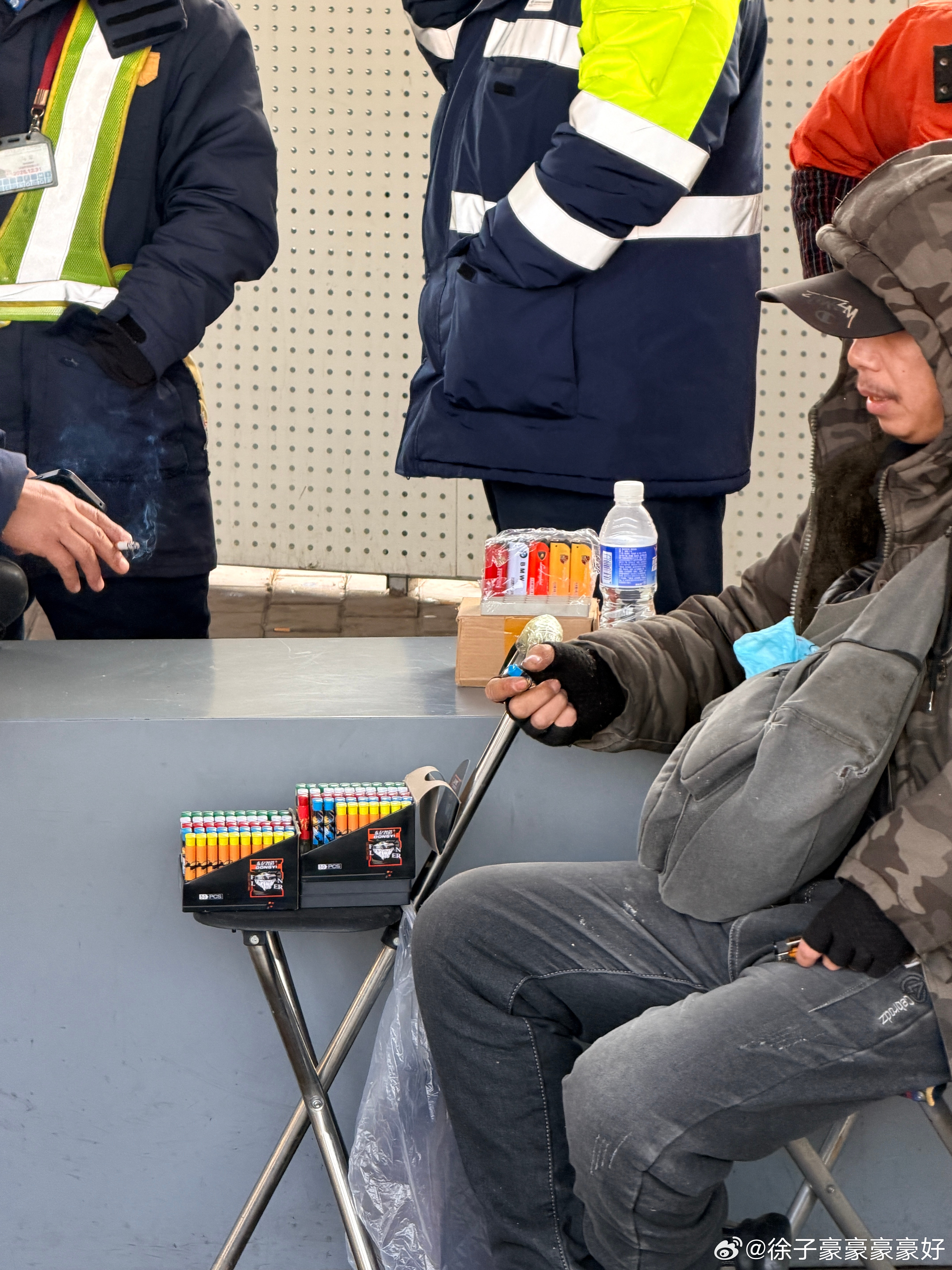 一出首都T2又见卖火机大哥，这把我给他精算了一下，一年他保底挣180万。我看了他