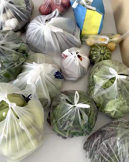 别生在福中不知福 ，公婆又从乡下背来一麻袋菜，土豆、豆角、大白菜、红薯装得满满当