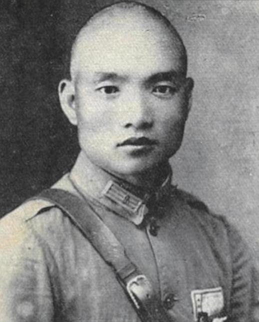 1960年，孔令华带着女朋友回家见父母，身为开国中将的孔从洲吓坏了，他颤抖着问儿