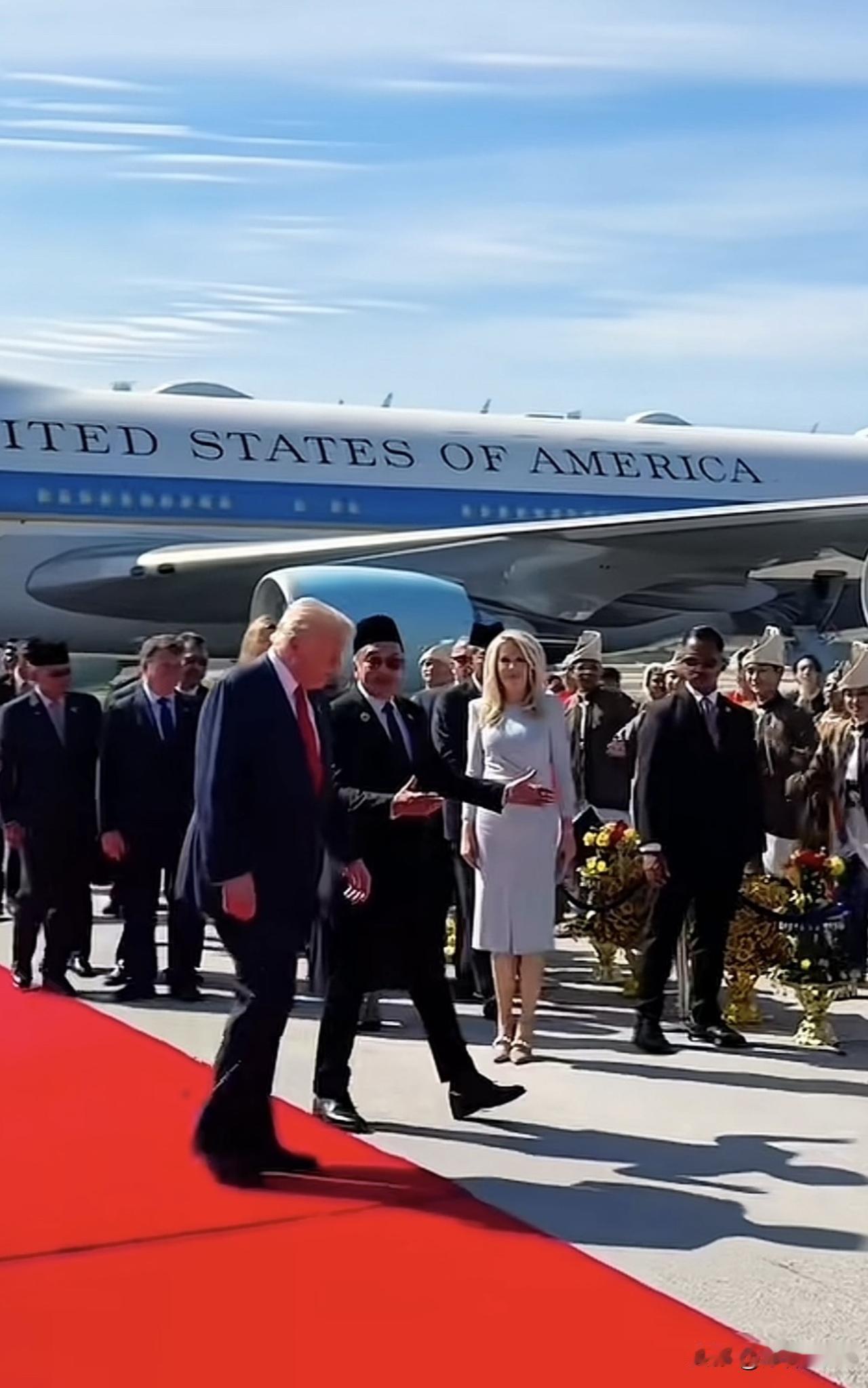 新思维：美国，土匪转正，流氓执政

提及美国的政治生态，本人觉得其本质是暴力合法