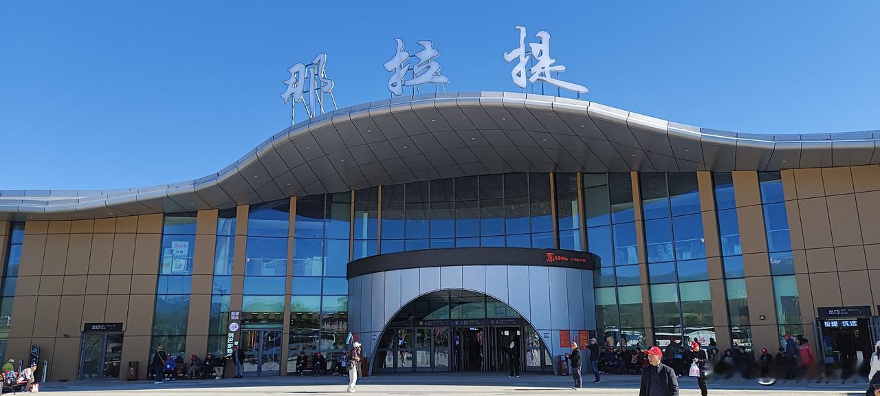 游览完毕，晚上11点多钟，回到停在北屯火车站的车上，又是一夜奔驰，列车在一个叫做
