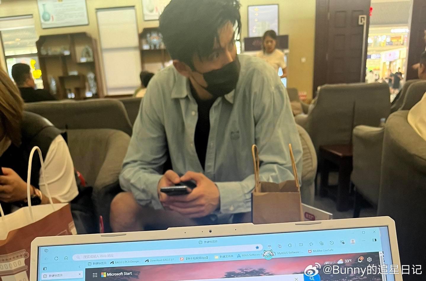 #网友偶遇张云龙# 网友郑州偶遇张云龙，一抬头张云龙坐对面！#一抬头张云龙坐对面