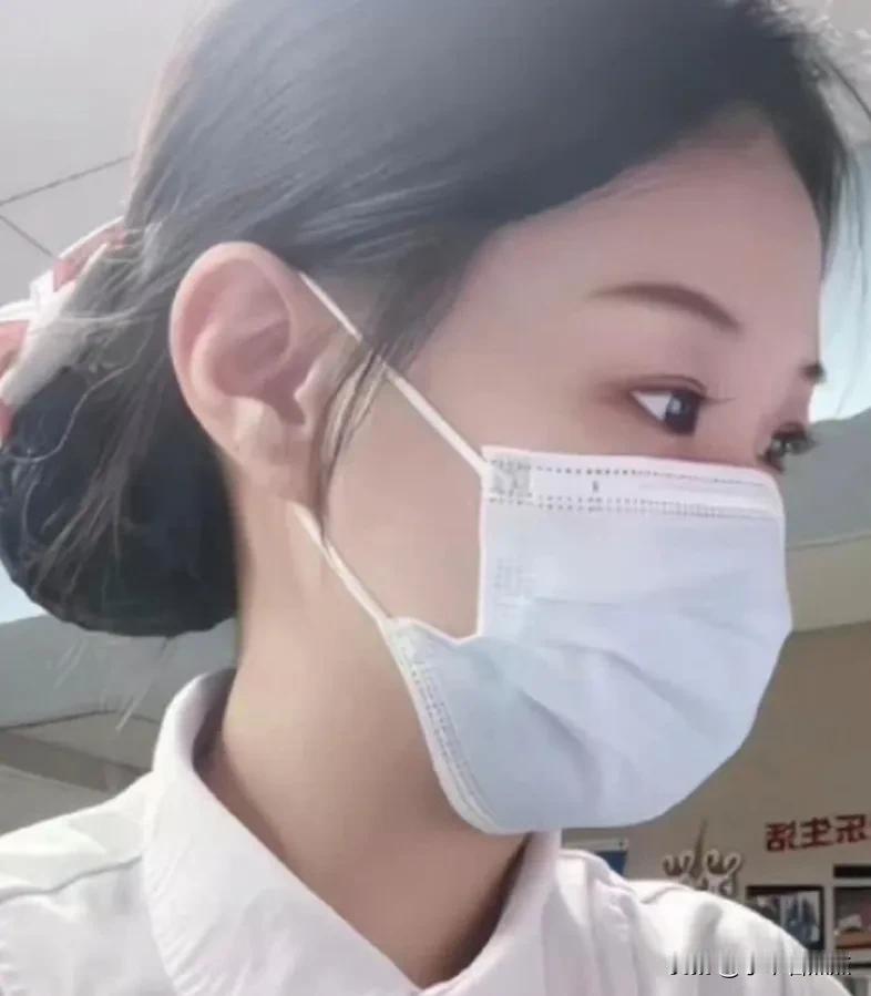 云南曲靖市一位27岁的蒋姓护士小姐姐，练成了“飞针采血＂的技术，这项技术在工作中