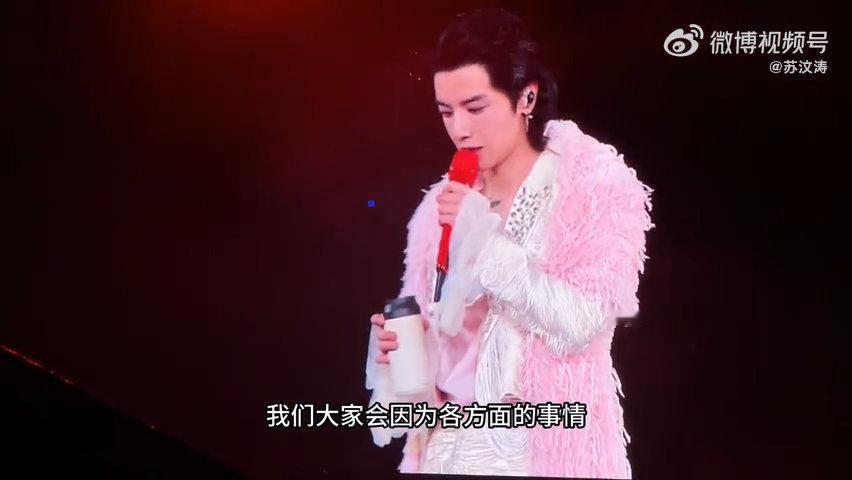 #华晨宇谈抑郁症# 华晨宇对抑郁症的理解深刻而温暖。工作、学习、情感的压力，让善