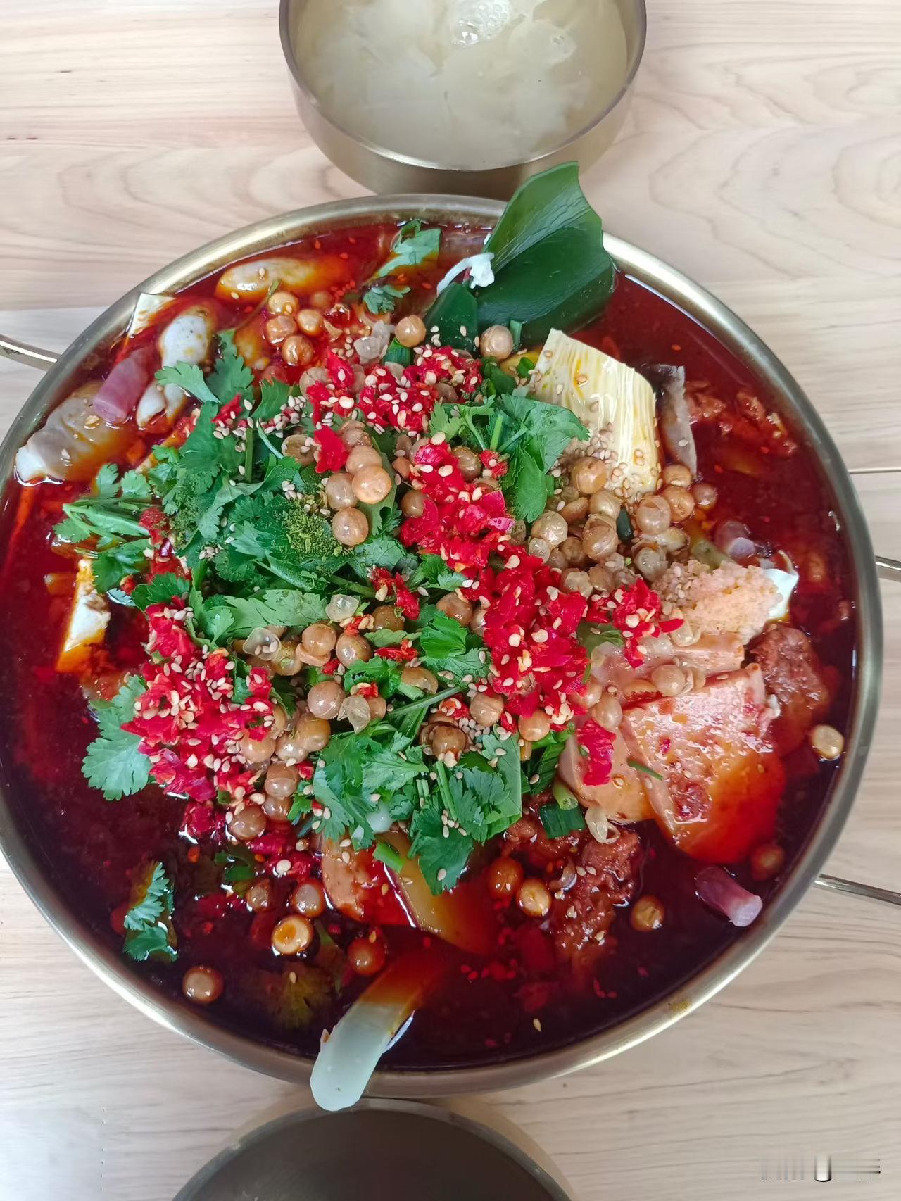 刚刷到视频，那个生了7个孩子还跟老婆离婚的大哥，我作为一个女人，真的替你老婆谢谢