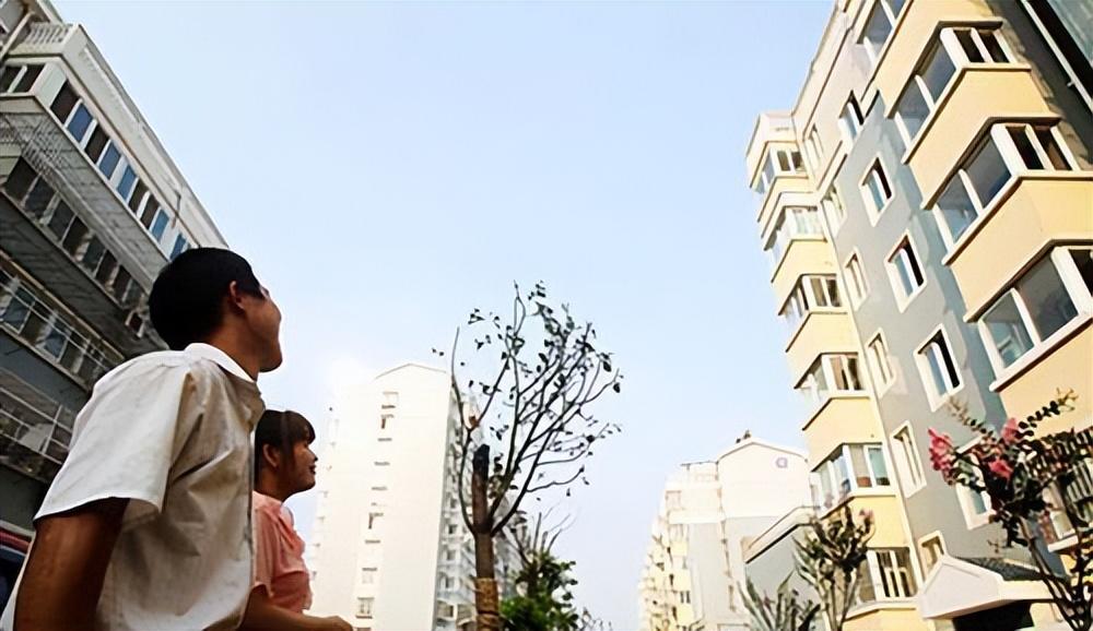 从 5 月开始，官方 / 国企下场批量收房已经从试点进入全面落地期，目的是 “去