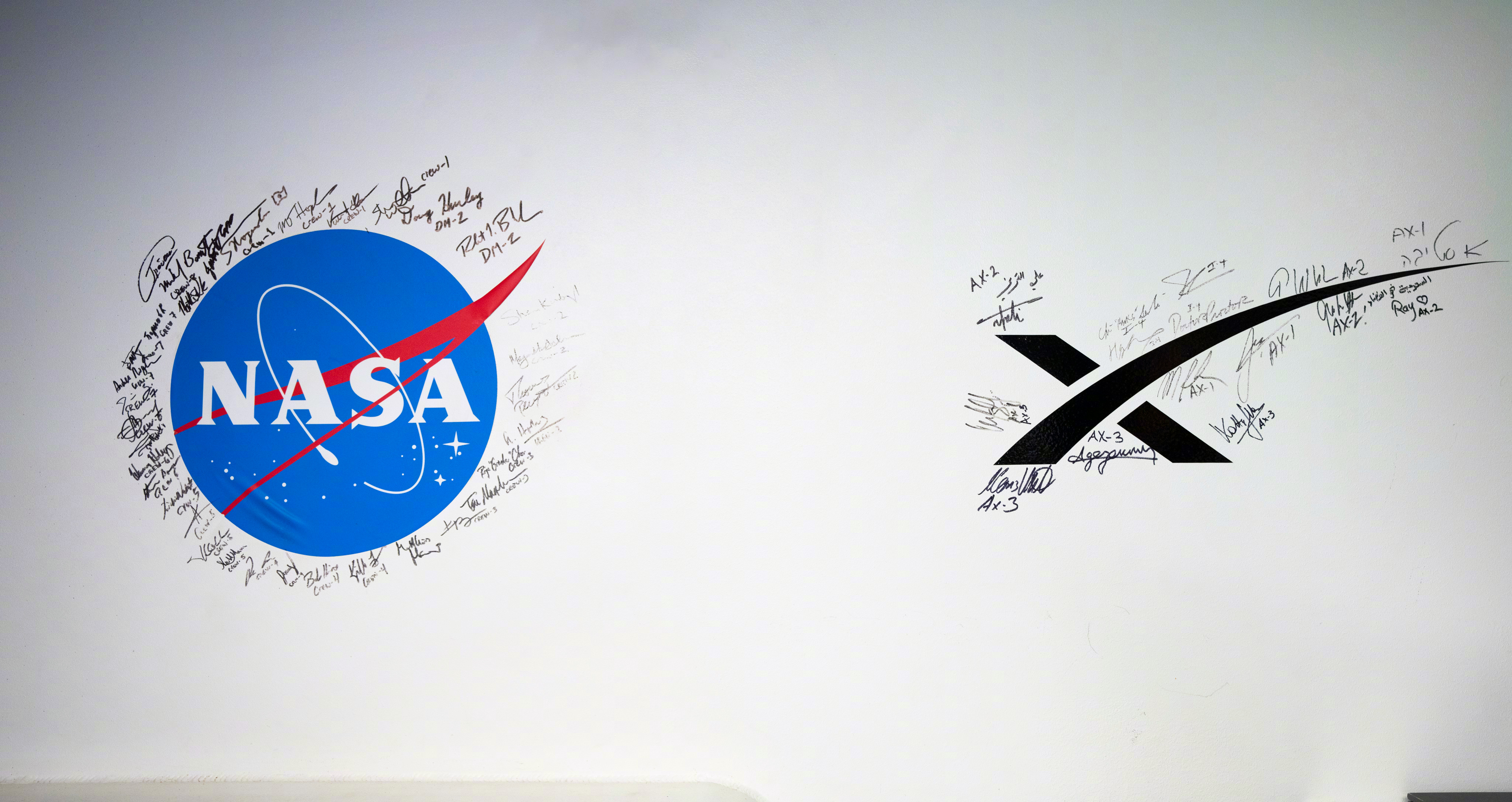 SpaceX已将50名宇航员送至太空，图一是所有50名宇航员的签名，这一数字还在