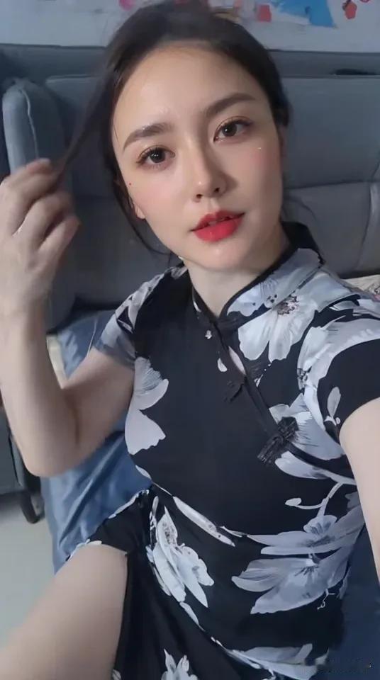 男人和你交往，请记住如果这个男人喜欢摸你的头，这意味着他对你很有保护欲。
他希望