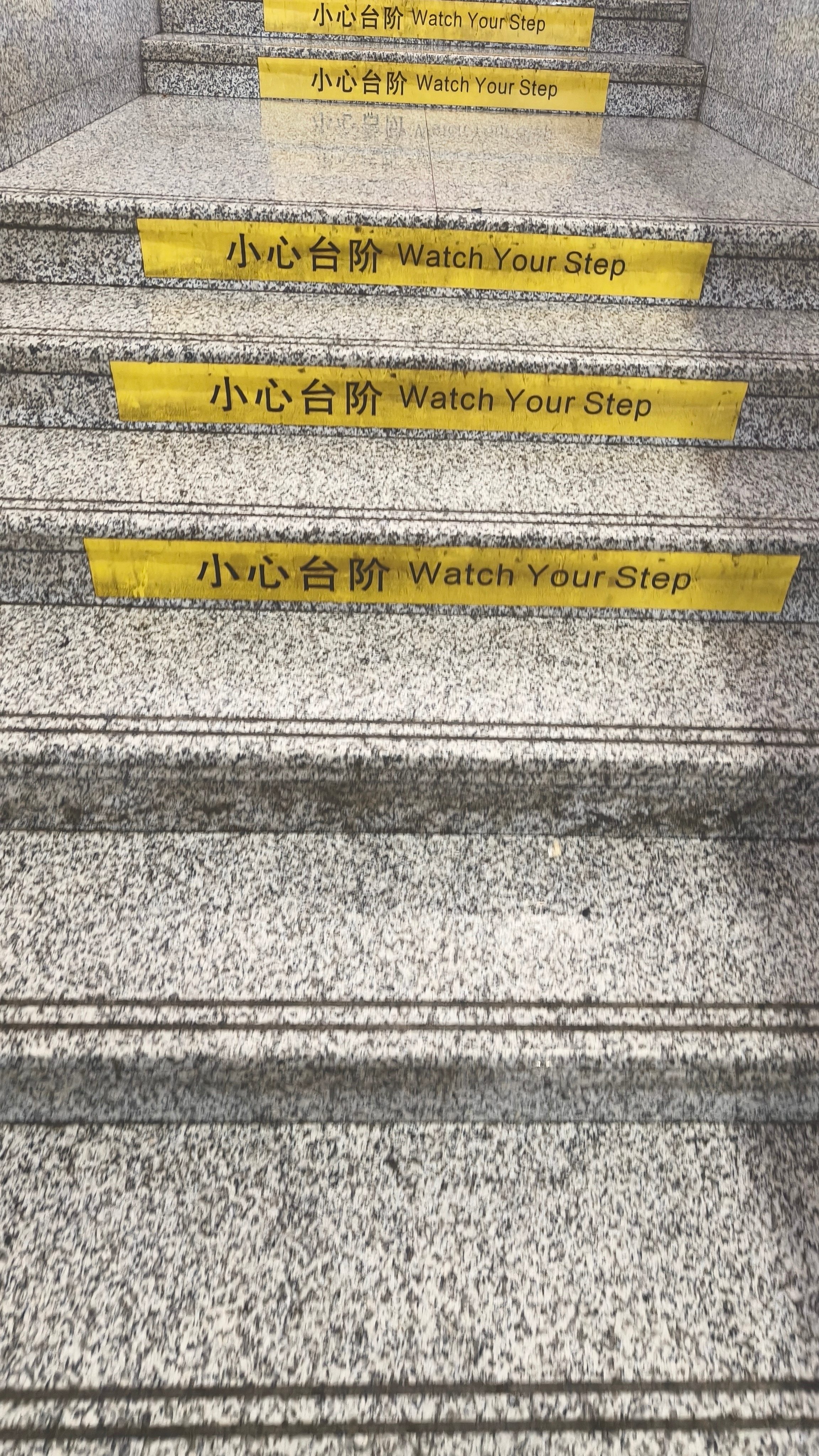我突然好喜欢坐火车呀～在火车🚞上可以听到好多有趣的故事，好喜欢这些人在火车上摆