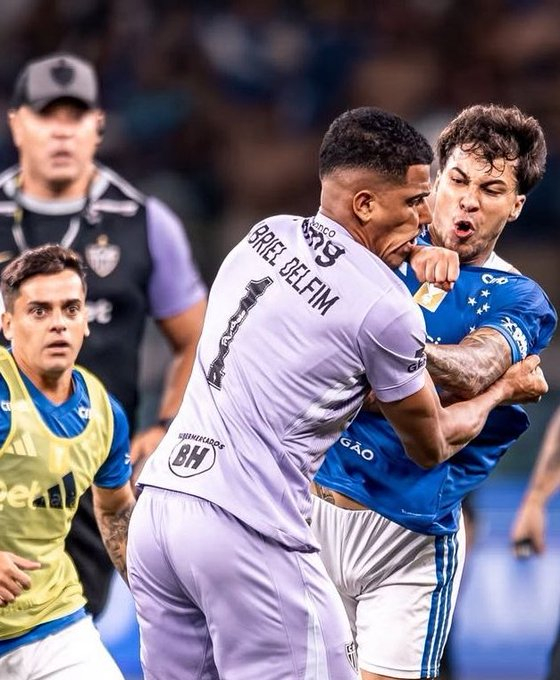 这就是全巴西都在谈论的画面。凯奥·豪尔赫将米内罗竞技队的替补门将加布里埃尔·德尔