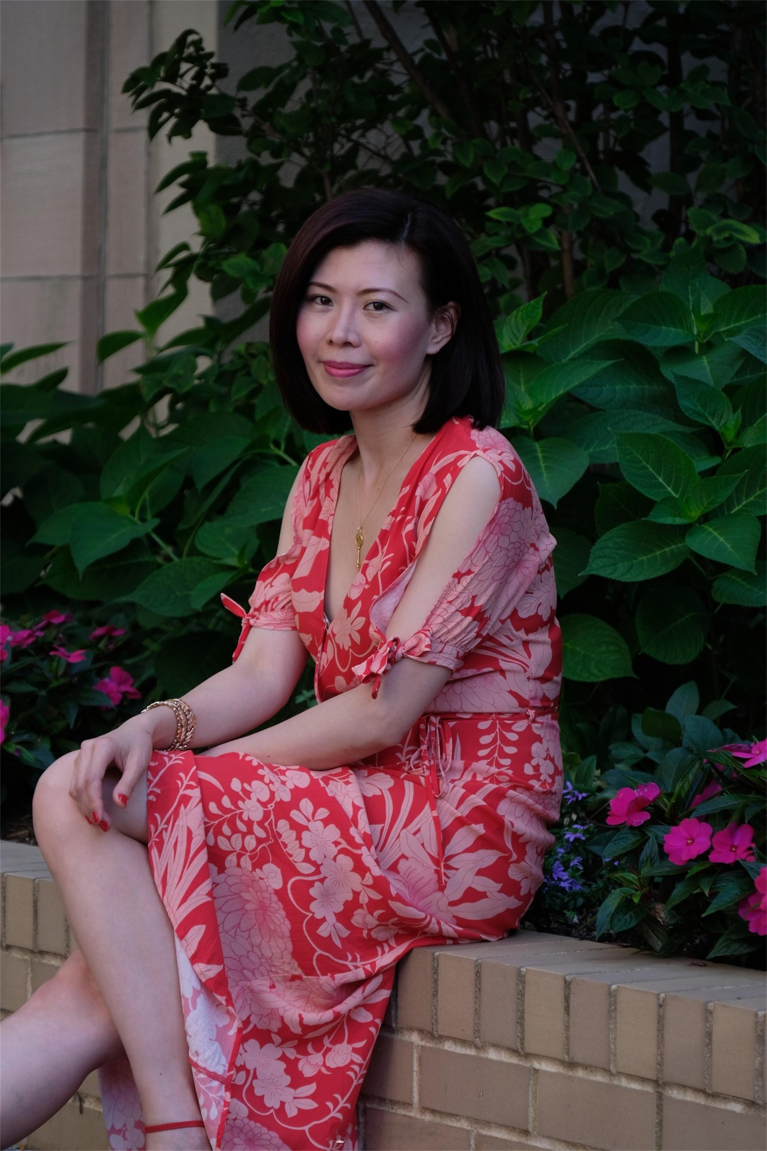 213这位女士的裙子仿佛是夏日的冰淇淋，甜到心坎里，连空气都变甜了！ 