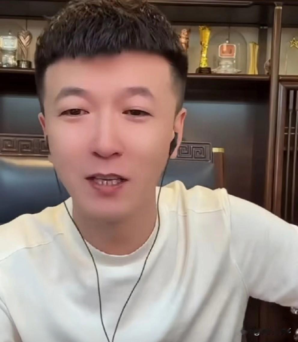 仙洋叮嘱一哥称呼天佑老板，不喊哥。

           一哥透露之前“老恩师