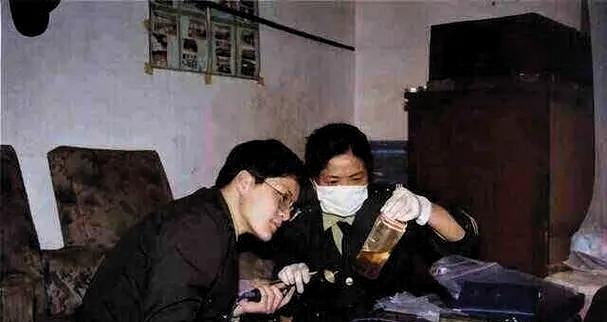 1993年，云南，一名武警战士回乡探亲住在姐夫家中，半夜他突然闯进姐姐的房间，发