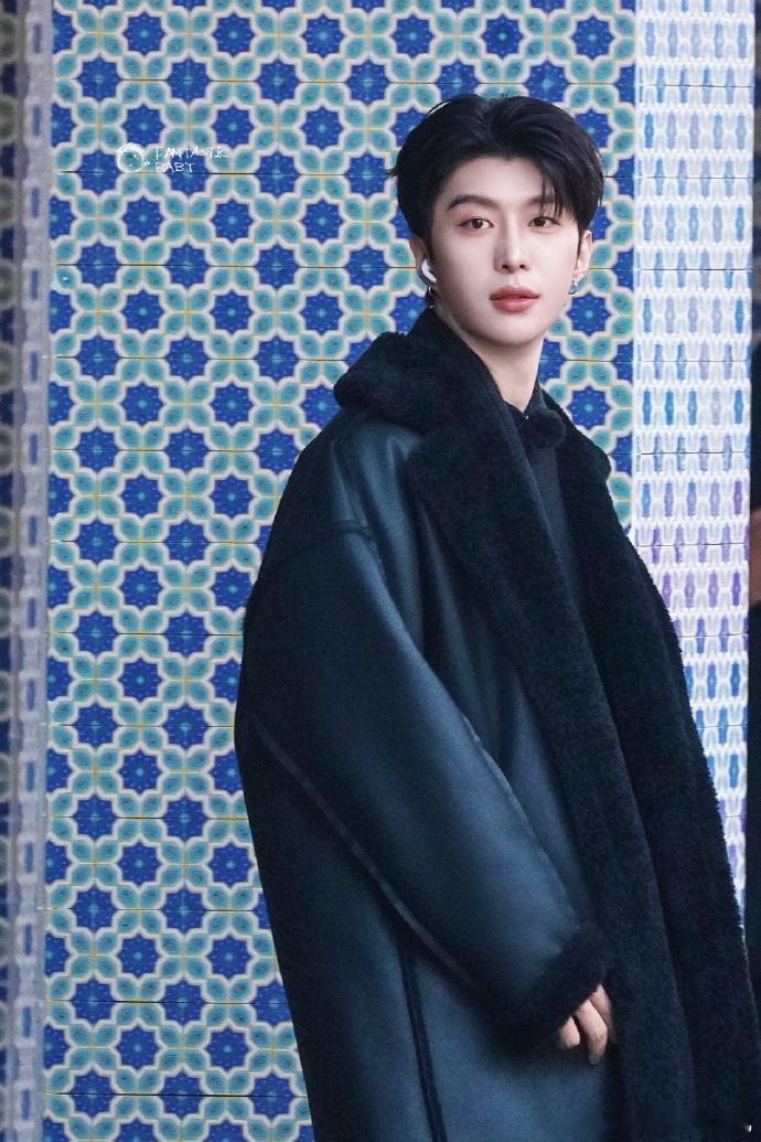 范丞丞冬日男友look范丞丞奔跑吧allblack氛围感 范丞丞冬日男友look