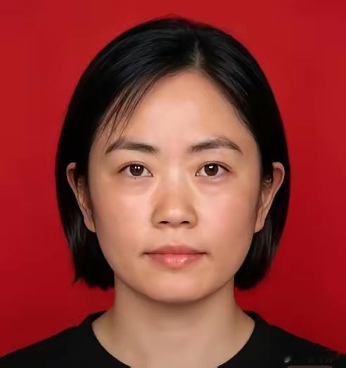 谁能想到，一位手握大校军衔、拥有高级工程师职称，本该退休享福、安稳度日的女军人，