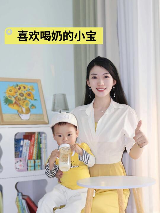 喜欢喝奶的小宝和喜欢骑车的大宝