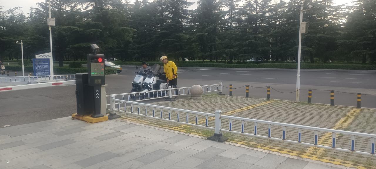 出行莫心急，平安记心间
 
宽阔的马路边，两辆电动车意外发生碰撞。外卖骑手和另一