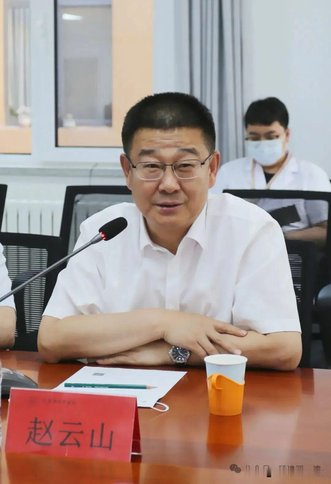 内蒙古医科大学党委书记赵云山
赵云山，1965年12月生，中央党校研究生学历，中