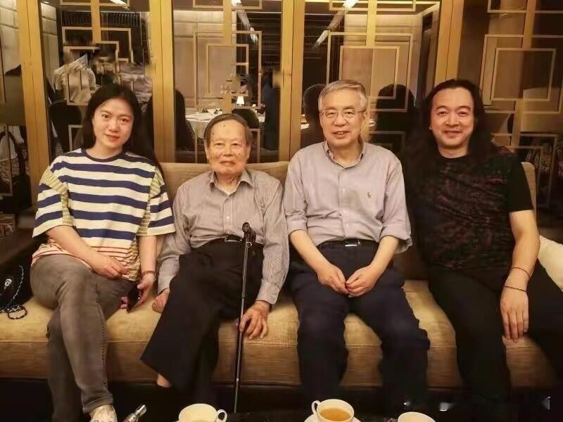 杨振宁和妻子翁帆，还有儿子们一起的同框，一家人偶尔坐在一起喝茶聊天，其乐融融的，