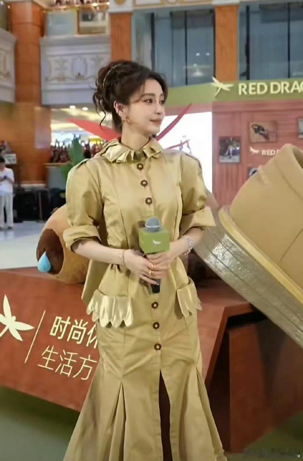 Angelababy上海活动状态看 AB 上海活动直拍惊了！人气爆棚生图能打，状