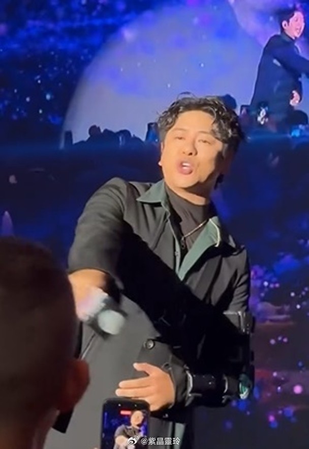 【On.cc】許廷鏗做完手術後負傷上陣　爆喊唱《青春頌》勁感動歌手許廷鏗早前禍不