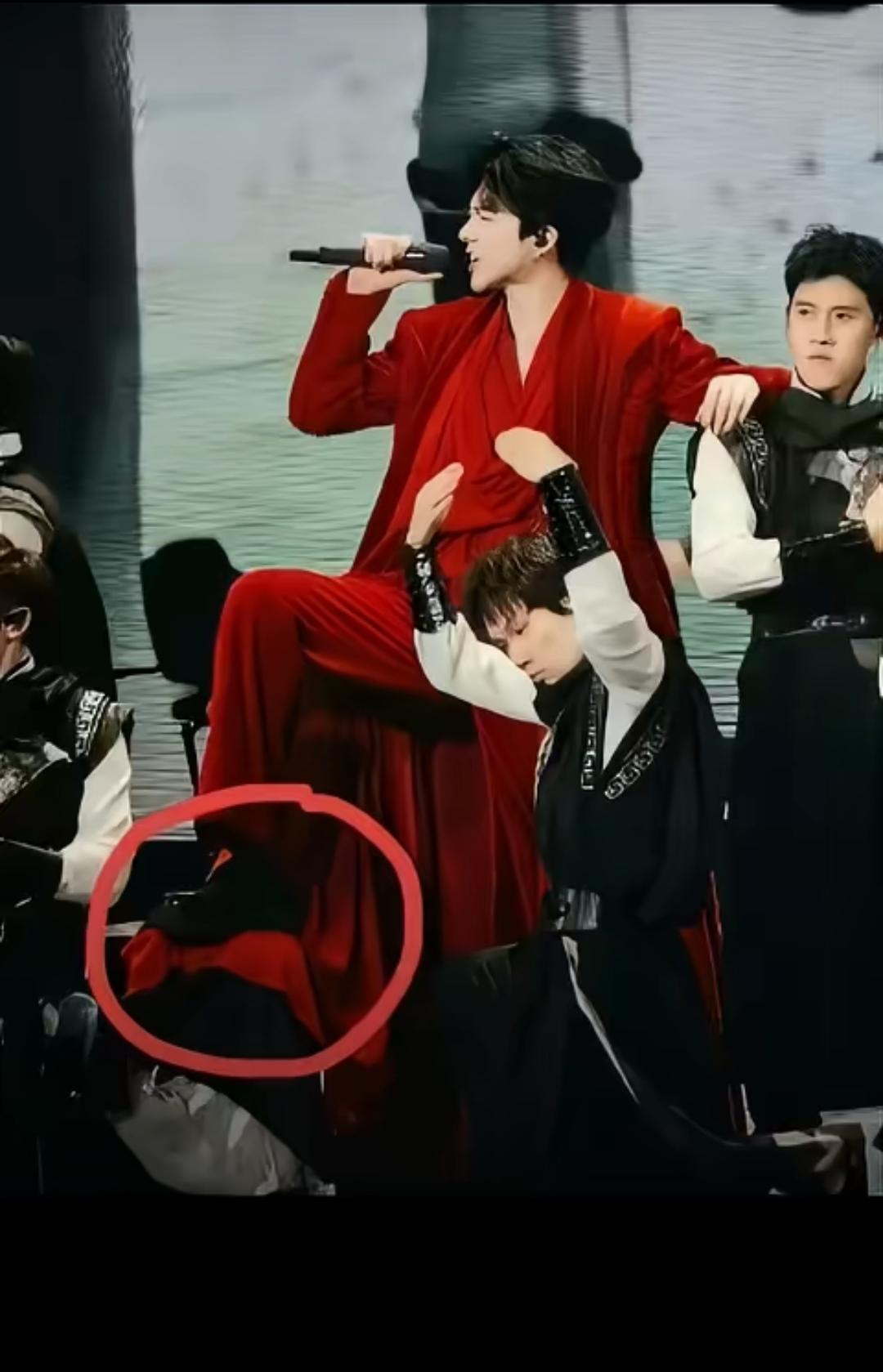 我能循环播放一百遍
谁懂啊家人们！刘宇宁演唱会这个神级细节，我直接倒带回放了三遍