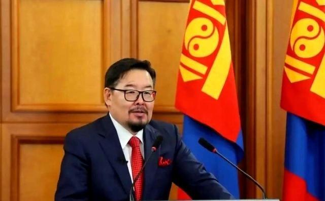 蒙古国换总理这事，快得像一场闪电战。前脚，那个主张“务实亲华”的老总理赞登沙特尔