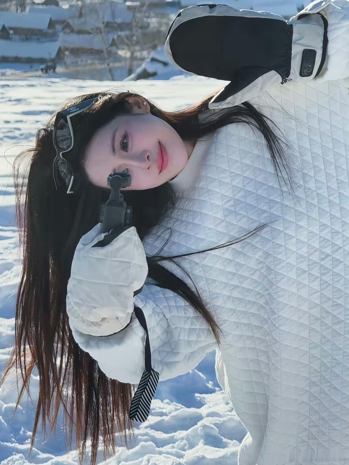 韦雪和秦奋的儿子这么大了 37岁捞姐韦雪在泰国普吉岛与7岁儿子的合影，照片中的小