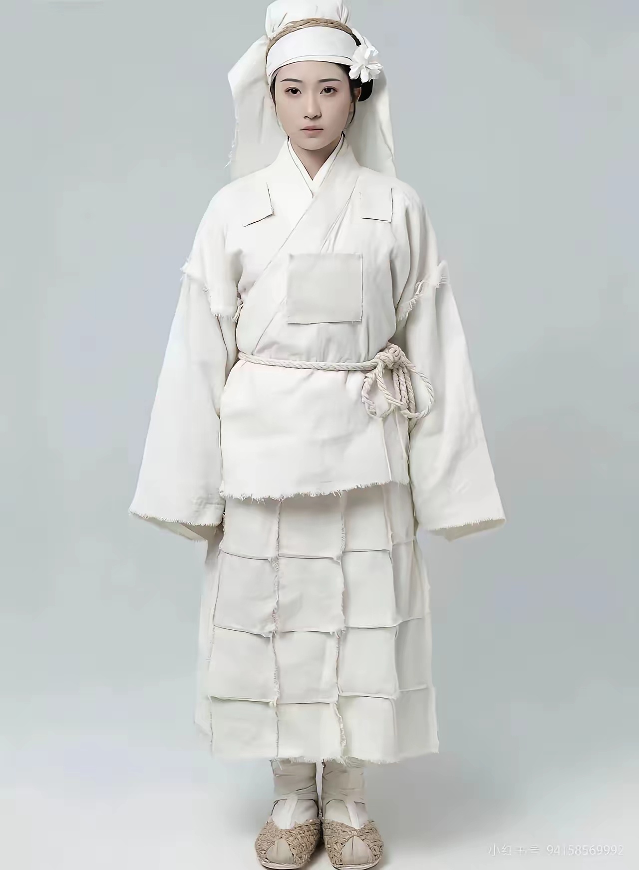 巴黎世家出新品，点开看直接炸裂了💥像老年逝世，女子穿丧服似的，和巴黎世家新品一