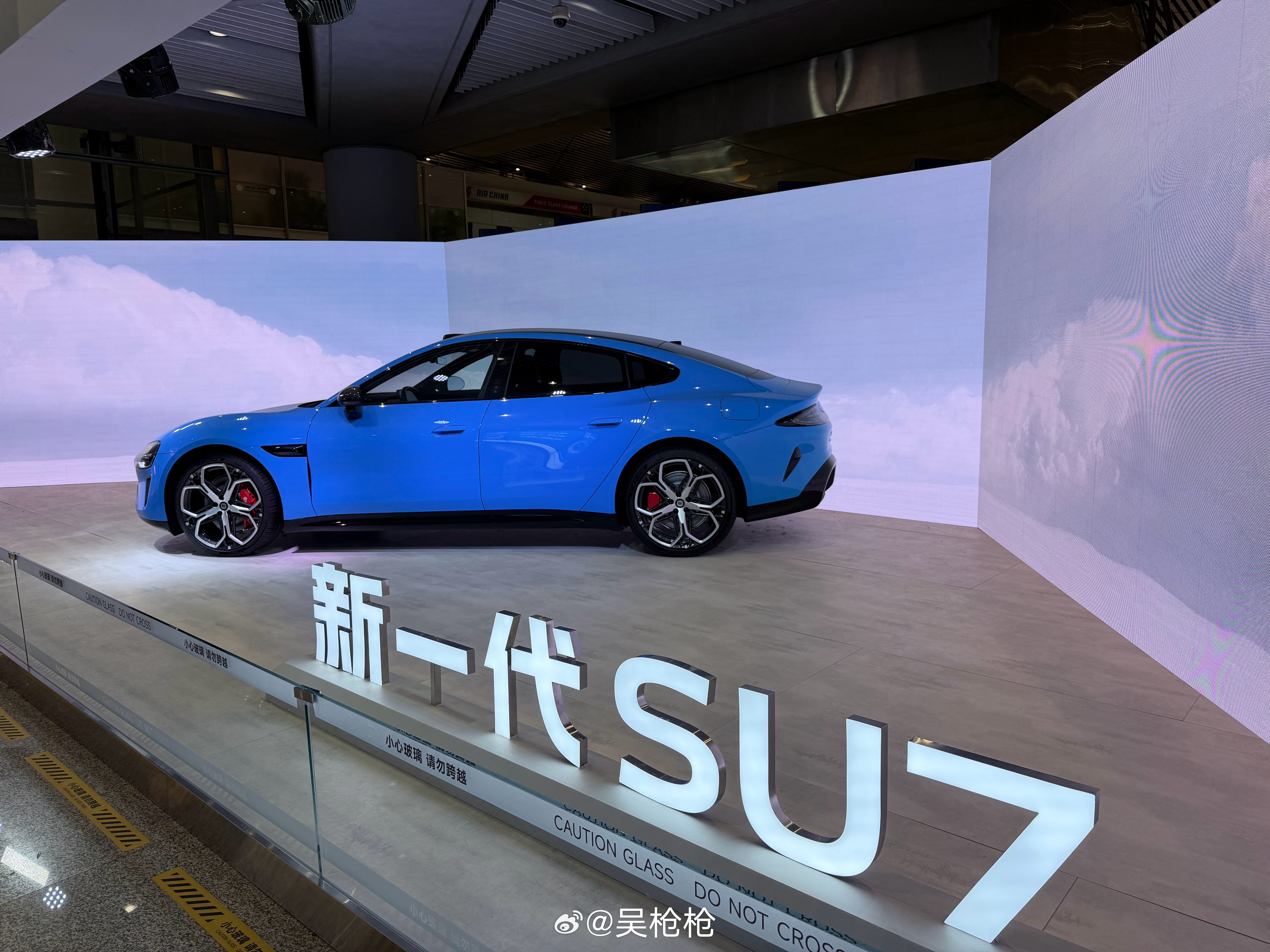 赶飞机去深圳 路过小米新一代su7哎哟这颜色真好看这不是我之前美甲的颜色吗哈哈哈