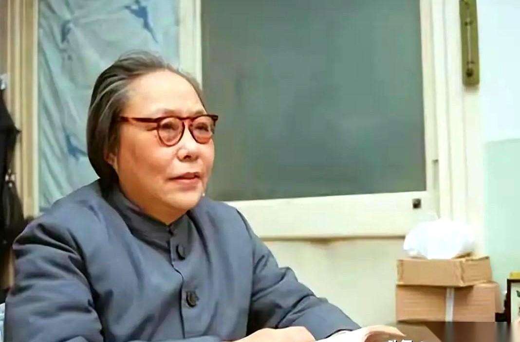 单亲妈妈独居60年，听起来是不是满屏的苦情戏？
但如果我告诉你，她前夫是开国元帅
