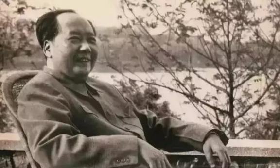 毛主席的霸气果然名不虚传，开国大典前夕，周总理问毛主席：“礼炮应当鸣几响呢？”毛