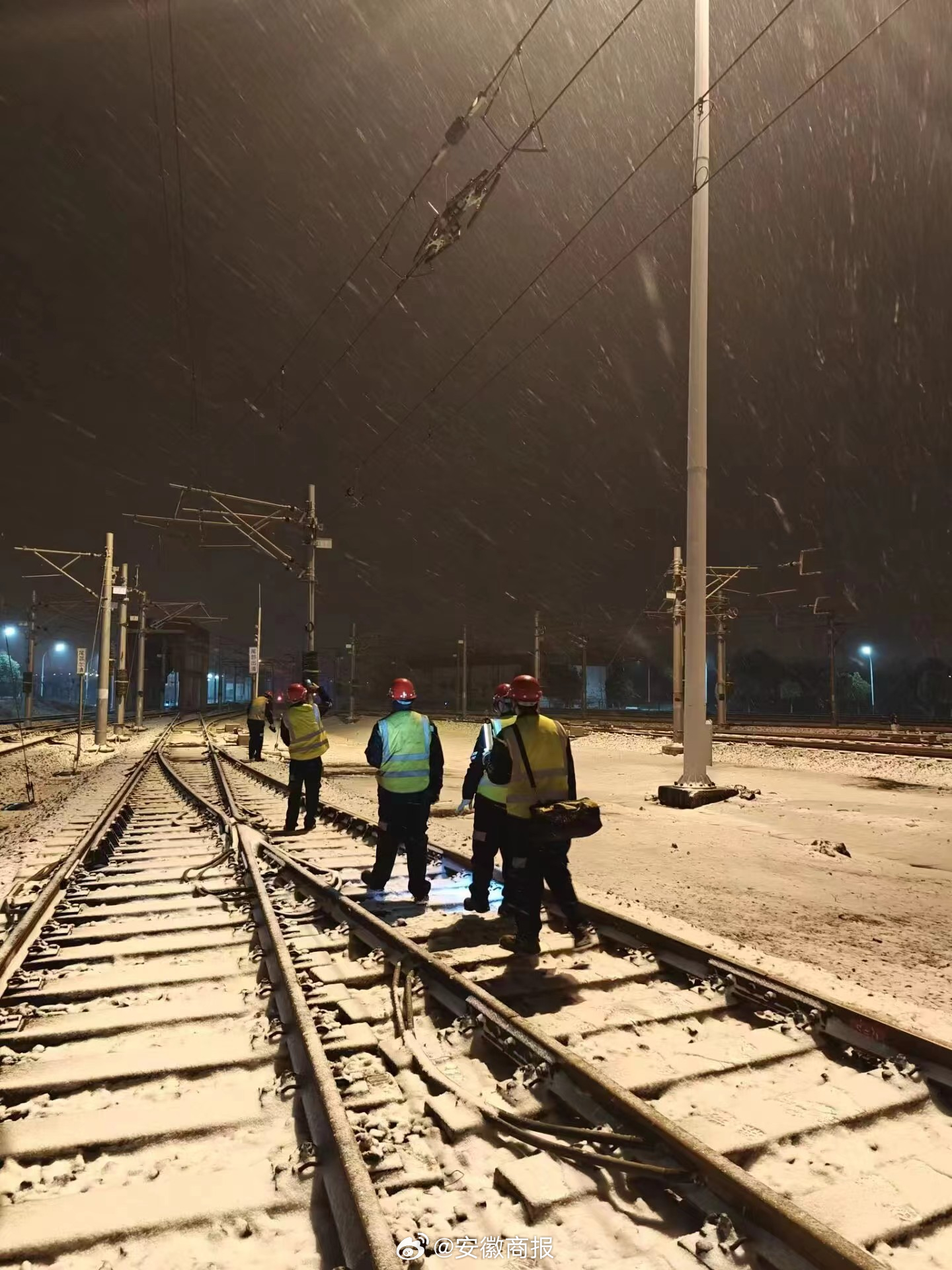#合肥雪越下越紧# 【启动应急预案，#合肥地铁增开45列次临时列车# 】为了方便