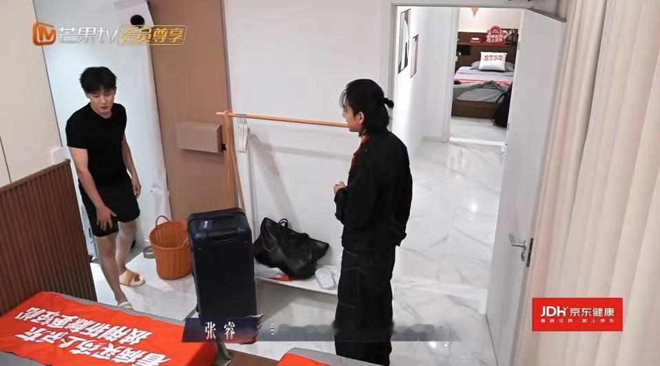 张睿家里是开烧烤店的披哥节目被张睿的烧烤梗笑到，得知对手来自淄博，直接宣战烧烤对