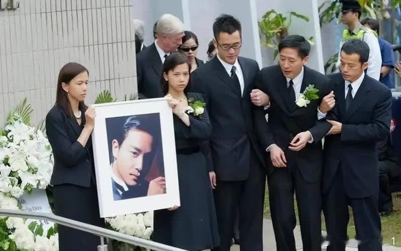 2003年，张国荣跳楼自S，遗体被送进火化炉，仅仅五分钟就化为灰烬，那一刻，唐鹤