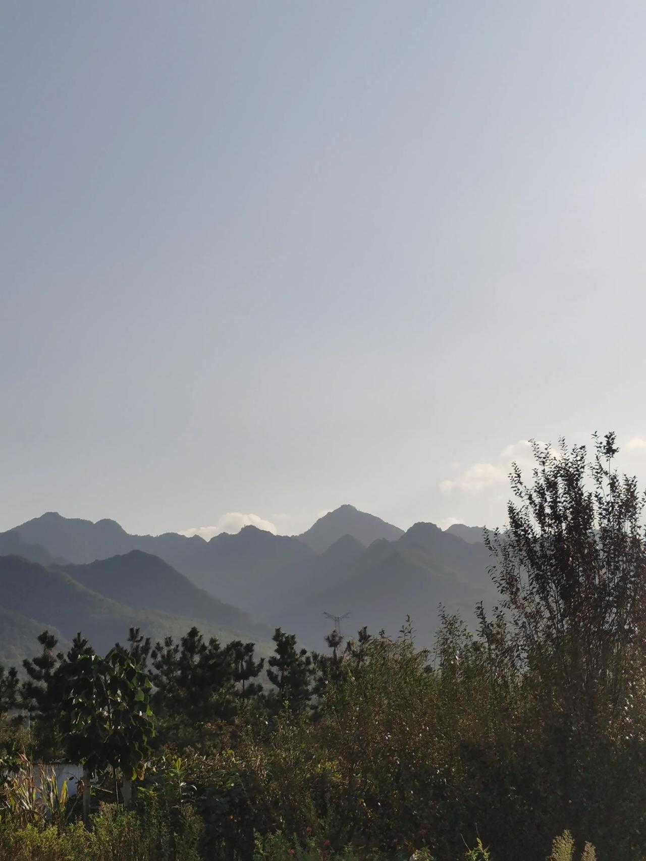 #领略秦岭之美# 秋日雨后的终南山。碧空如洗，白云舒卷，巍峨的秦岭层峦起伏，苍翠