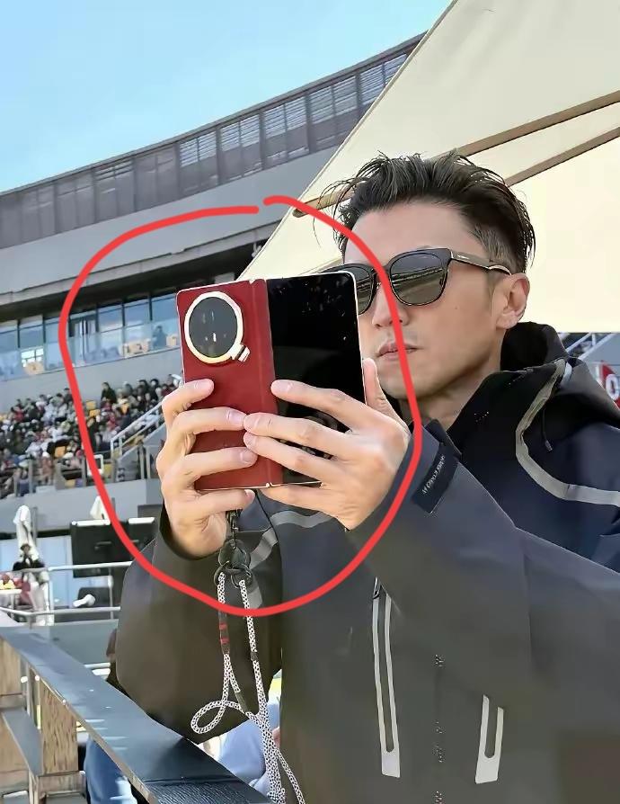 这么大个名人，他用的这是什么手机？[what]