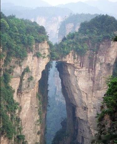 【袁家界】袁家界位于张家界森林公园北部，是镶嵌在武陵源核心景区的一颗明珠。袁家界