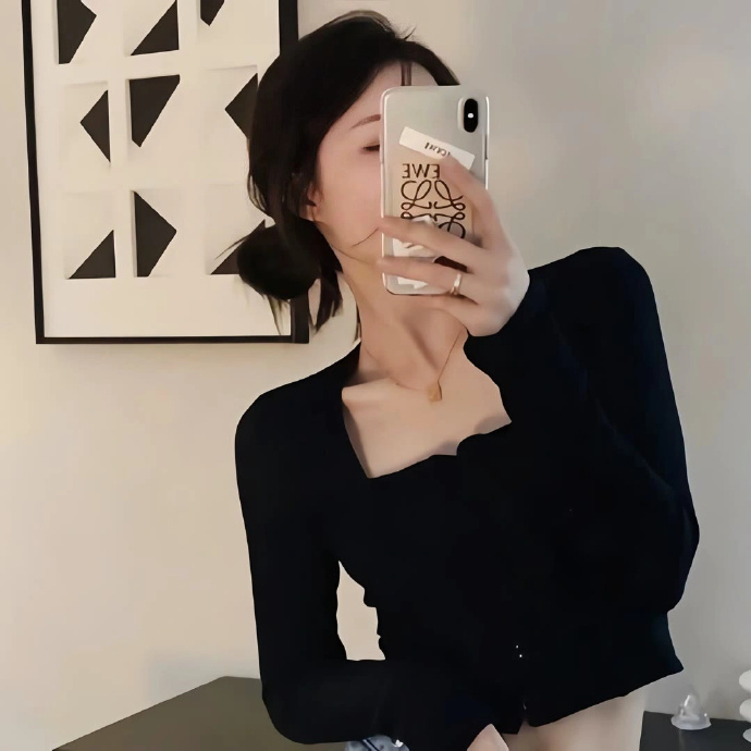 “   一杯奶茶不比一包烟贵   一束花也不是高消费   女孩子一定要分清楚  
