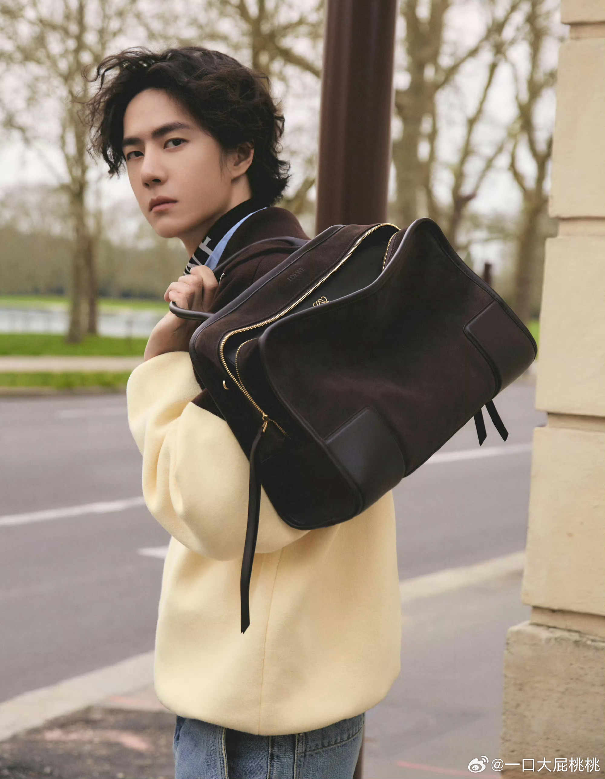 LOEWE最权威的全球代言人来了！品牌 2026早秋系列上身，手拎麂皮Amazo