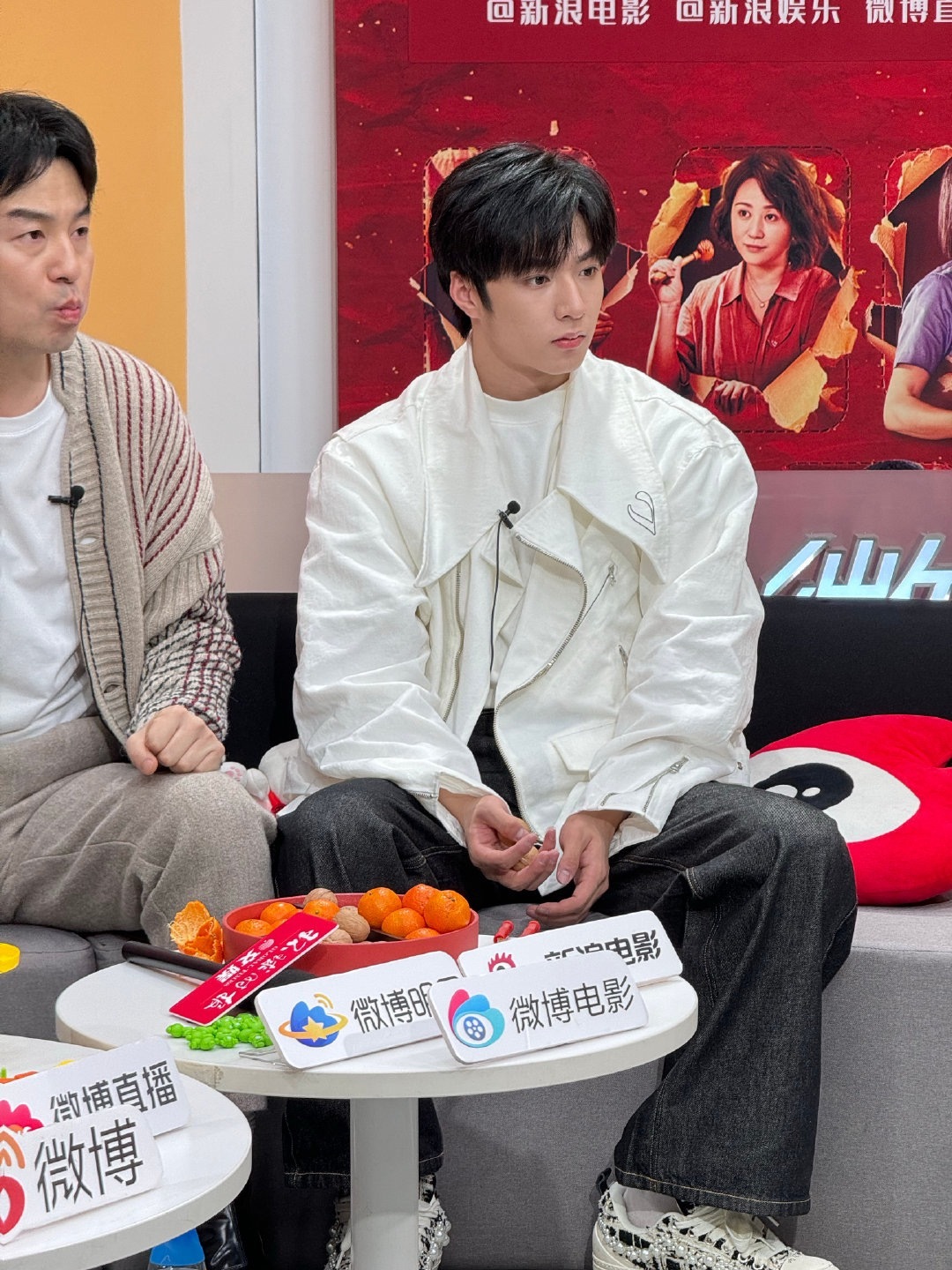 刘耀文今天电影第二十条扫楼，他头肩比有点🐂，今天是元气修勾 ​​​