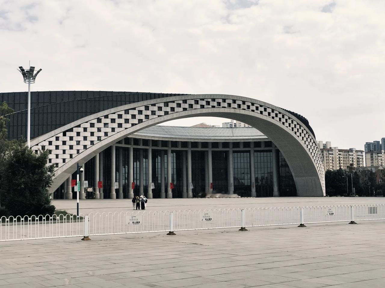 云南省大剧院，位于昆明市官渡区广福路6393号，与云南省文学院一路之隔，在云南博