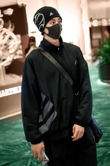 王鹤棣好长一条人王鹤棣气场出鞘，如利剑出鞘锋芒毕露，黑装亮相气场拉满，奔赴NBA