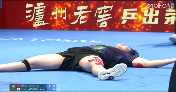 捍卫男乒荣耀！王楚钦夺冠后倒地捂脸庆祝，怒吼释放压力！