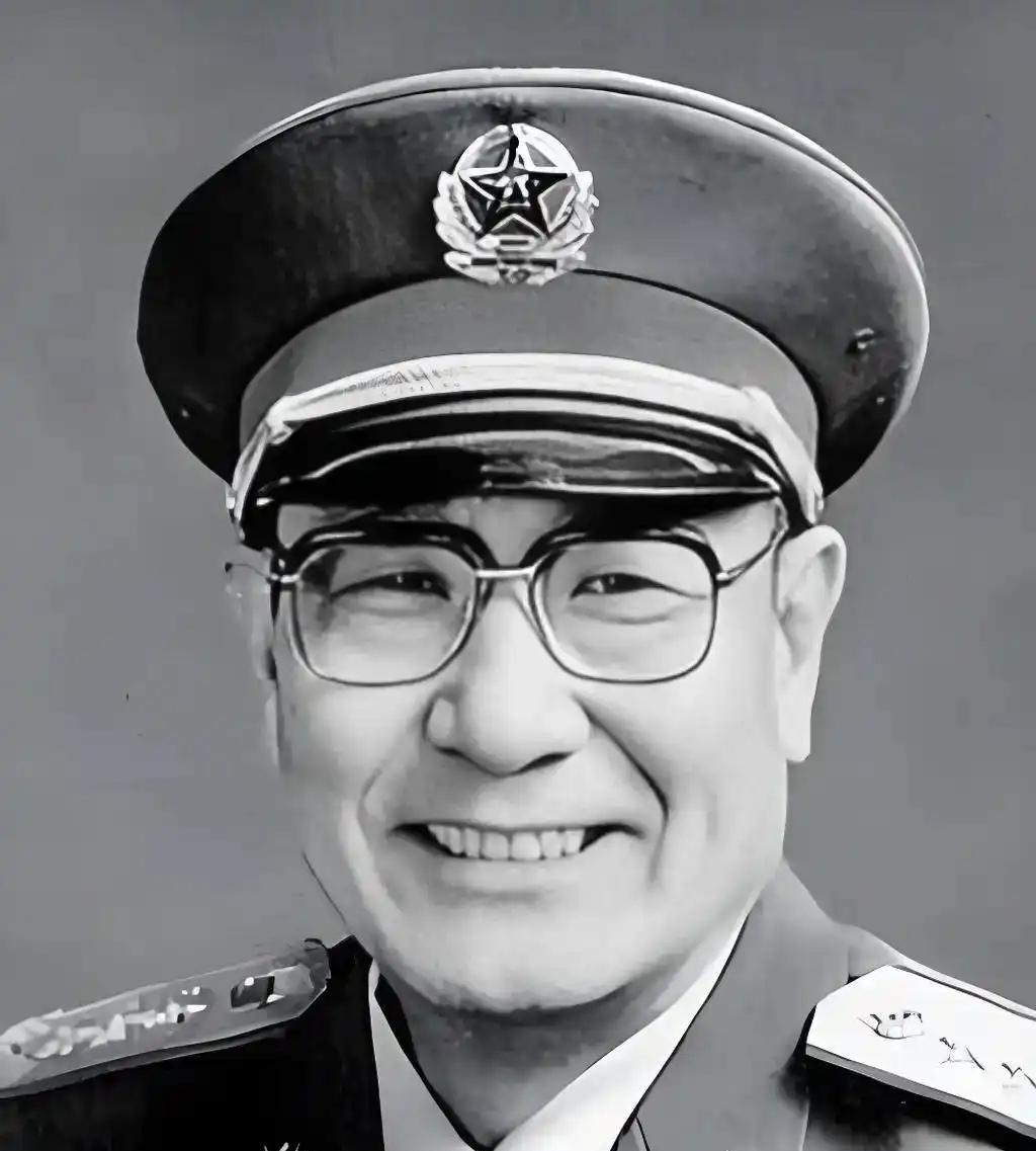 16岁被俘的国民党重机枪手，46年后成为上将
 
1948年，沈阳战俘营，一个1