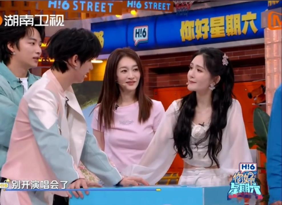 谢娜一把推开丁程鑫 小丁主打一个手气爆棚，连抽免罚卡把娜姐整无奈了。俩人互祝快乐
